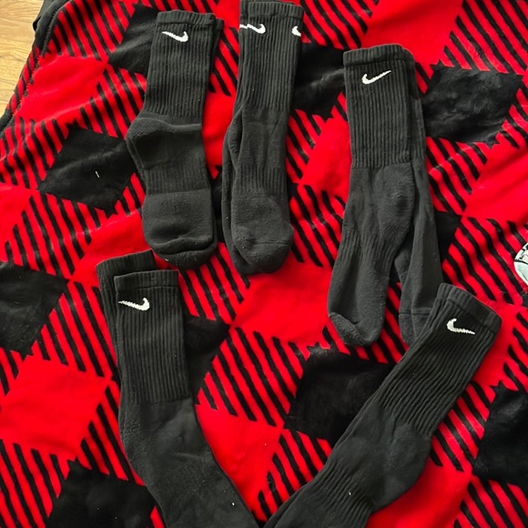 5 pairs of Nike socks